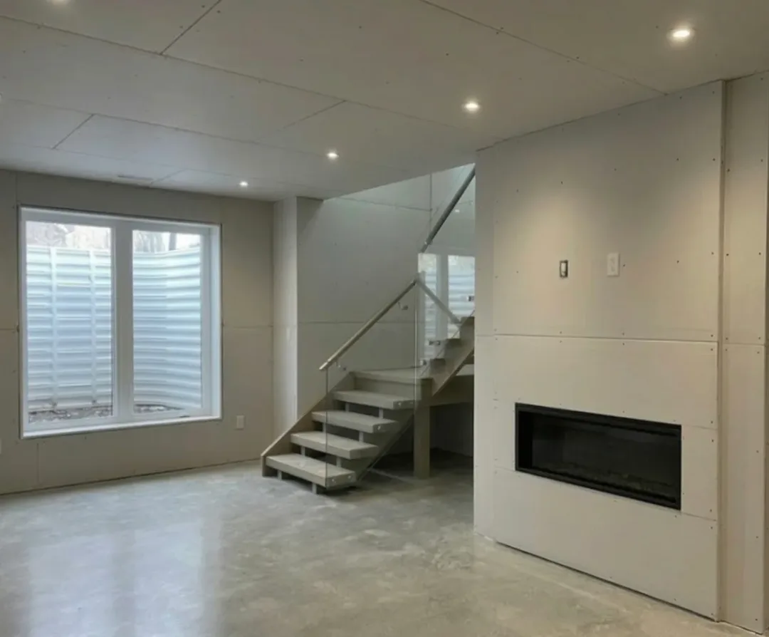 Avant&nbsp;- Sous-sol en gypse neuf&nbsp;: joints tirés et vis recouvertes avant finition